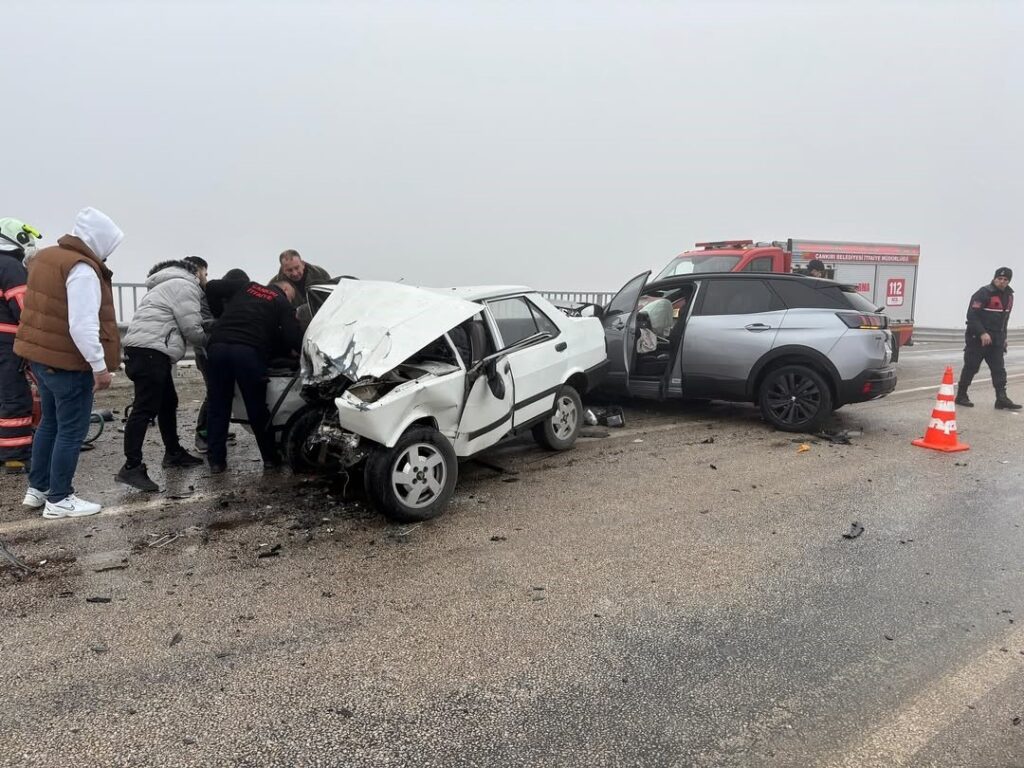 Çankırı’da feci kaza: Otomobil hurdaya döndü, 1 ölü 2 yaralı!