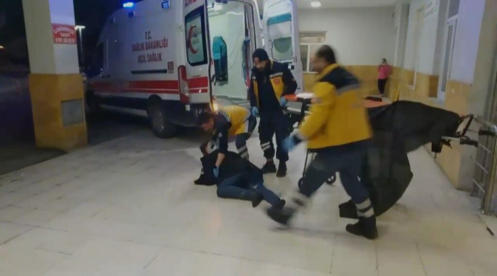 Sivas’ta şok anlar: Sağlık ekipleri yaralıyı sedyeden düşürdü!