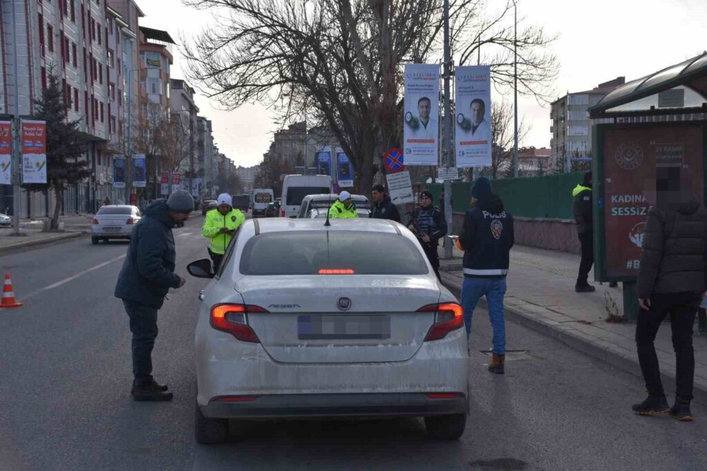 Kars polisi, okul çevrelerinde öğrencilerin güvenliğini sağlamak için denetimlerini arttırdı