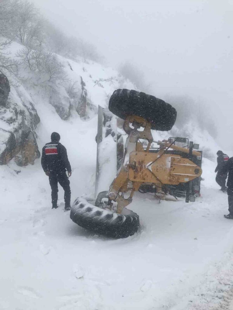Yozgat’ta karla mücadele aracı devrildi!
