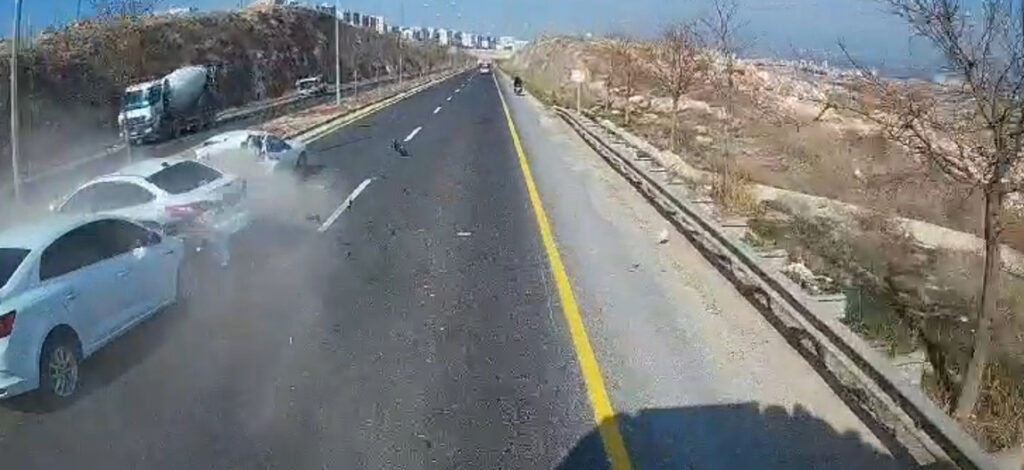 Şanlıurfa’da 4 otomobilin karıştığı kazada 6 kişi yaralandı!