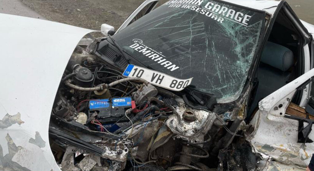 Hız sebebiyle şarampole uçan otomobilden sağ kurtuldu!