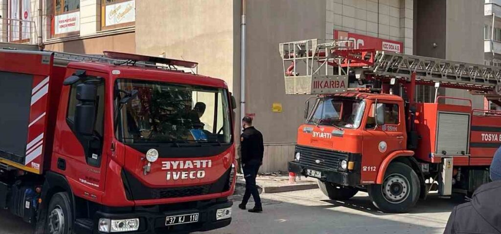 Tosya’da markette elektrik panosu patladı: Yangın büyümeden söndürüldü