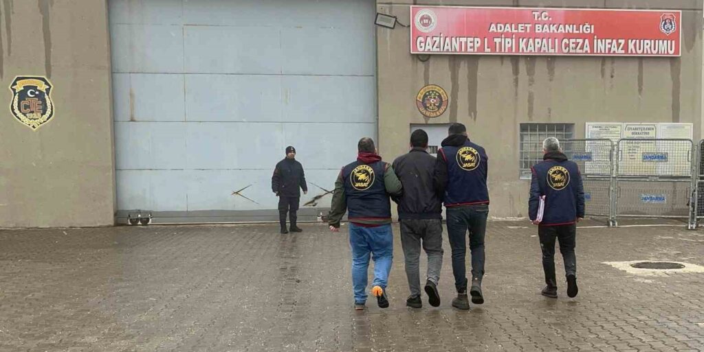 Gaziantep’te, 20 yıl 7 ay kesinleşmiş hapis cezası bulunan uyuşturucu taciri yakalandı
