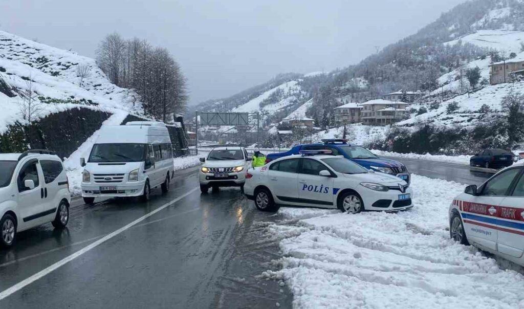 Artvin’deki yoğun kar yağışı, Hopa-Borçka kara yolunda trafiği olumsuz etkiledi