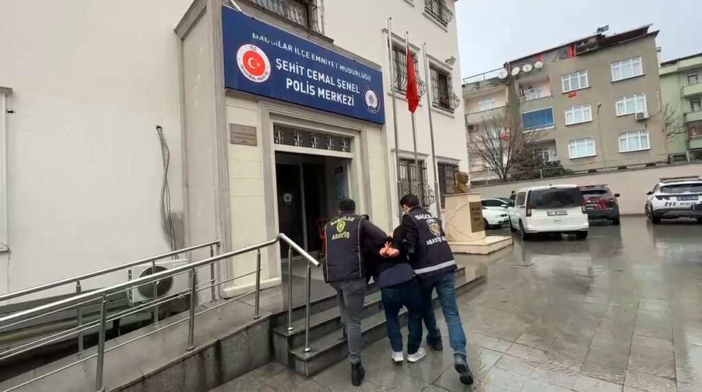 Devriye aracı içindeki polislere bıçaklı saldırı: 2 polis memuru yaralandı!