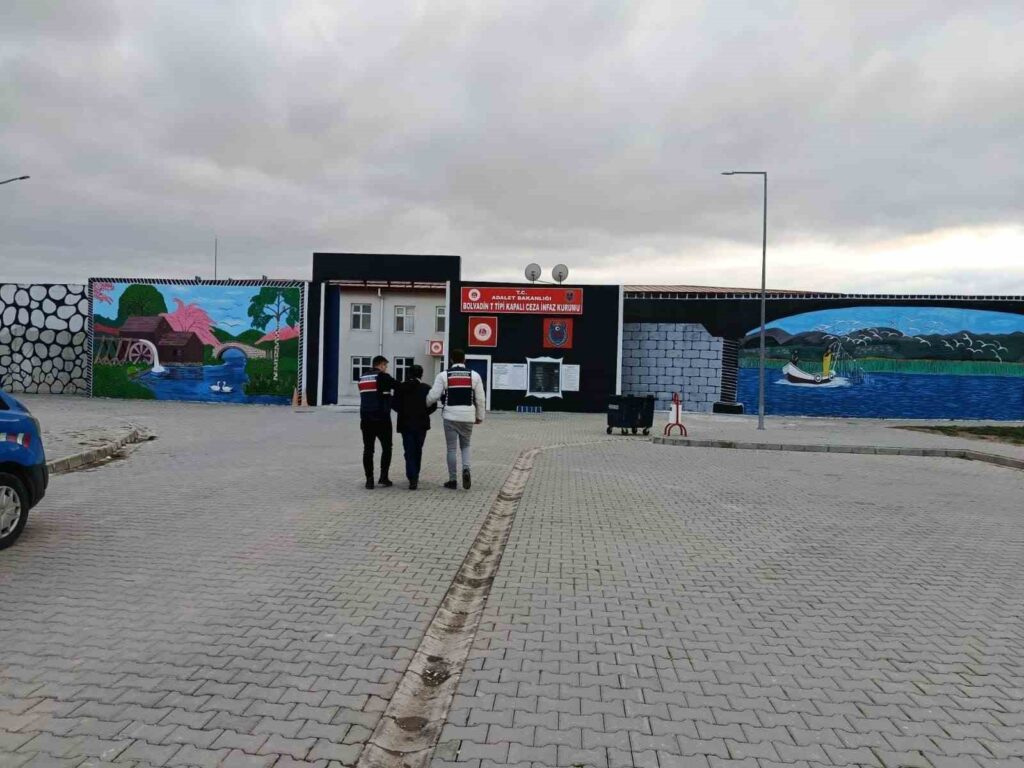 Jandarma ekipleri 3 yıl 9 ay hapis cezasıyla aranan şahsı yakaladı!