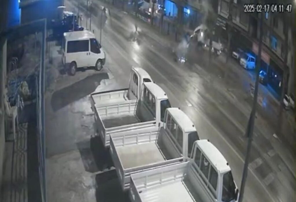 Antalya’da tur minibüsü kontrolden çıkarak refüje çarptı, 2 turist yaralandı!