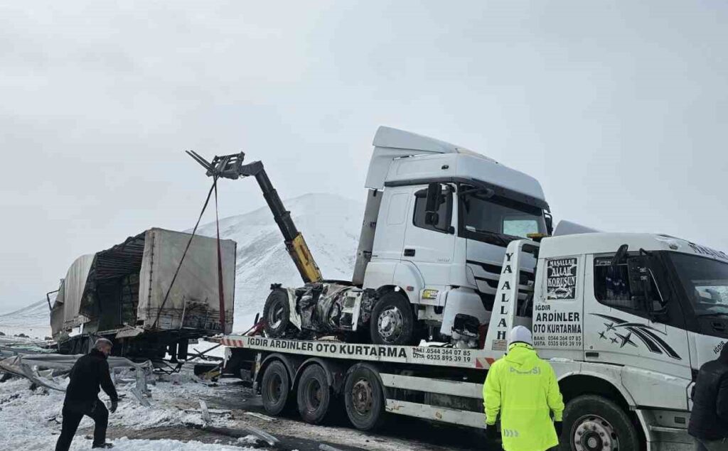 Doğubayazıt-Iğdır kara yolunda buzlanma nedeniyle kaza: Tır devrildi, şoför yaralandı!