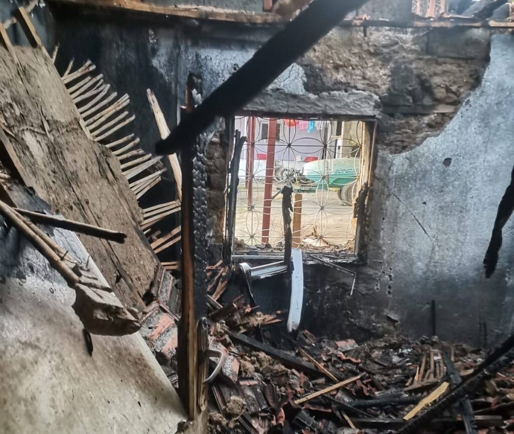 Manisa’da tek katlı müstakil ev yandı