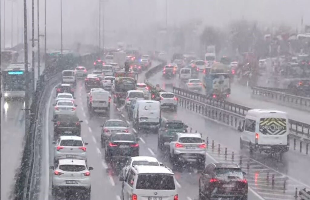 İstanbul’da kar yağışı nedeniyle trafik yoğunluğu arttı