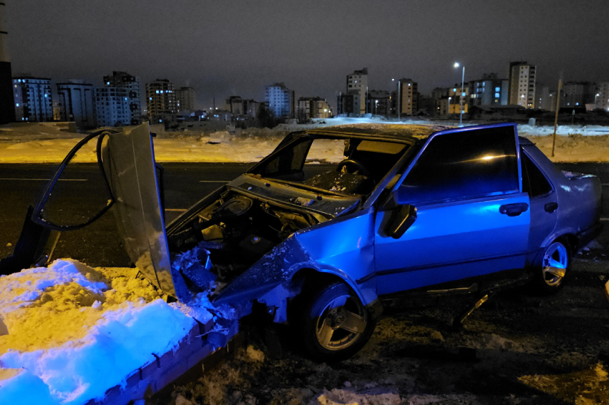 Fiat Tofaş marka araç refüje çarptı: 3 kişi yaralandı!