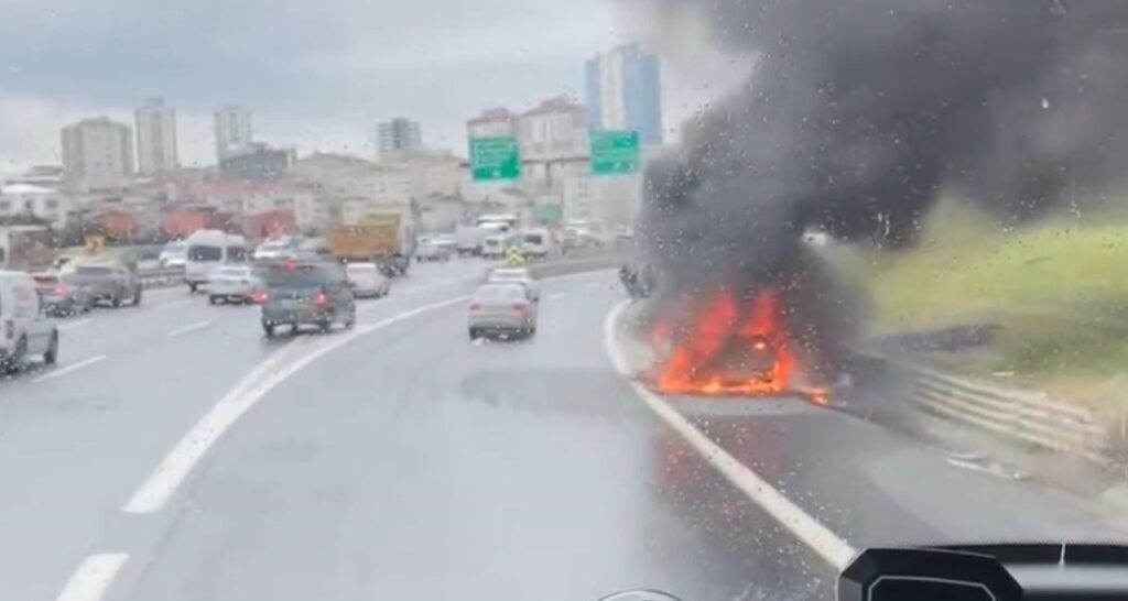 Seyir halindeki cip cayır cayır yandı: Cip kullanılamaz hale geldi!