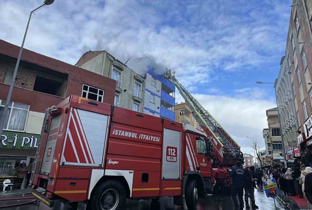 Arnavutköy’de 4 katlı binanın çatısında yangın
