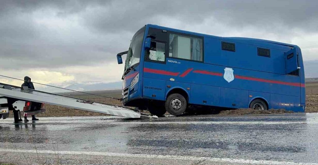 Afyonkarahisar’da cezaevi aracının devrilmesiyle yaralanan jandarma ve mahkumların isimleri açıklandı