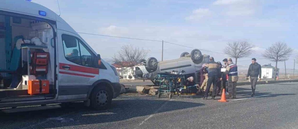 Elazığ’da hafif ticari araç refüje çarparak takla attı: 1’i ağır, 4 kişi yaralandı!