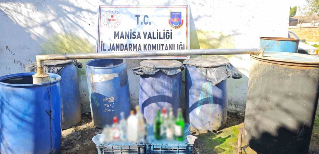 Manisa’da jandarmadan operasyon: Bir ton sahte içkiyle damıtma düzeneği ele geçirildi