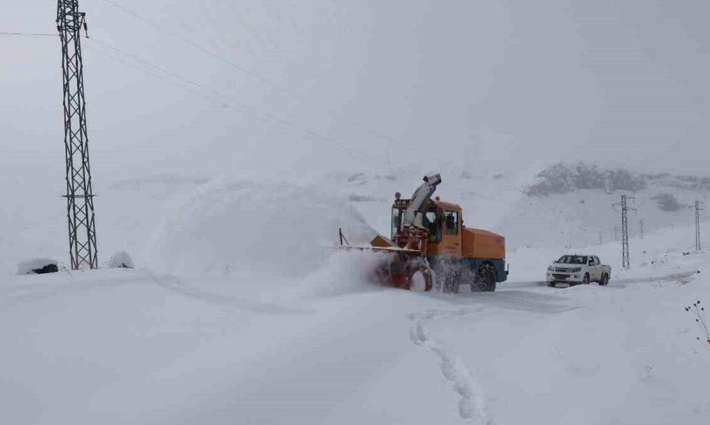 Iğdır’da kapanan köy yolları, ekiplerin çalışmalarıyla ulaşıma açıldı