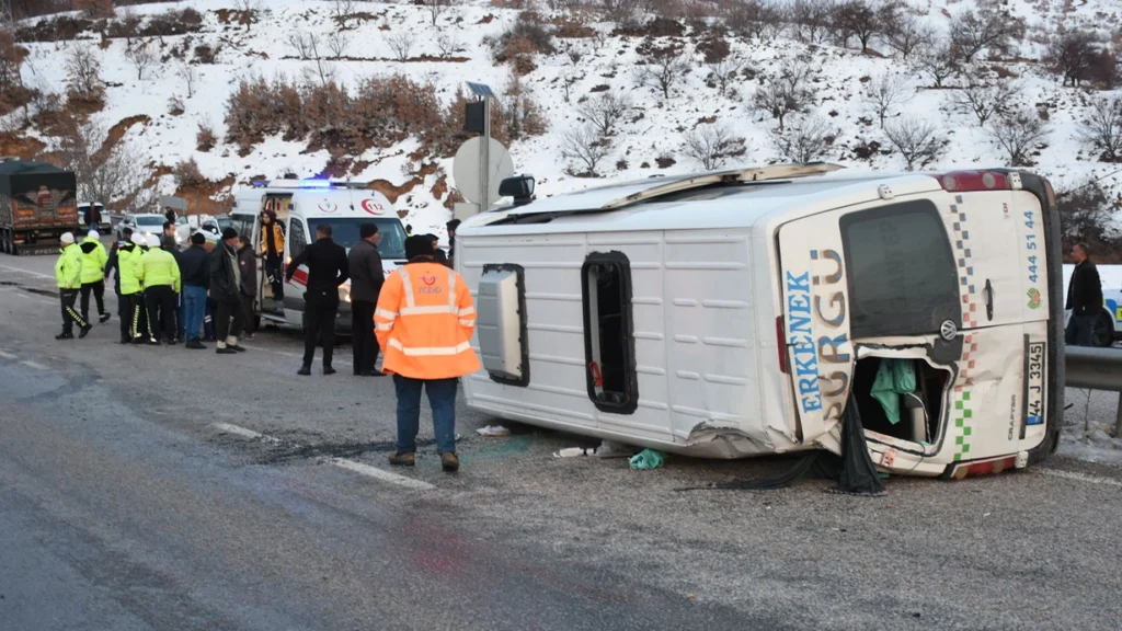 Malatya’da feci kaza: Minibüs devrildi, 8 yaralı!