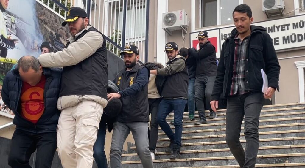 Küçükçekmece’de olay: Hırsızlar kadın kabanlarını “Parasını birazdan vereceğiz”diyerek çaldı!