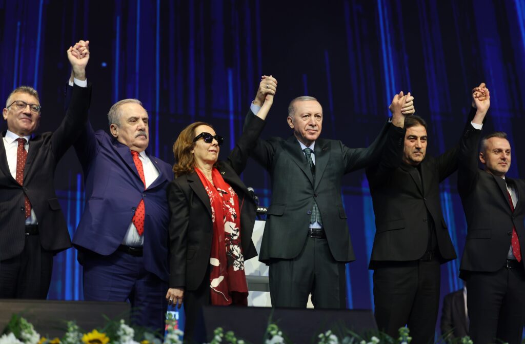 Üç milletvekili AK Parti’ye katıldı 