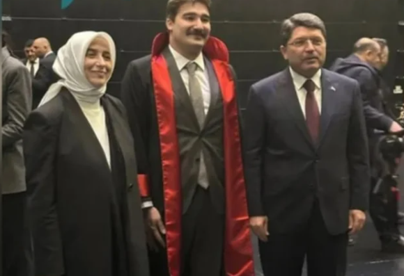 AKP’li Özlem Zengin, yeğeniyle ilgili sosyal medya paylaşımlarını affetmedi!
