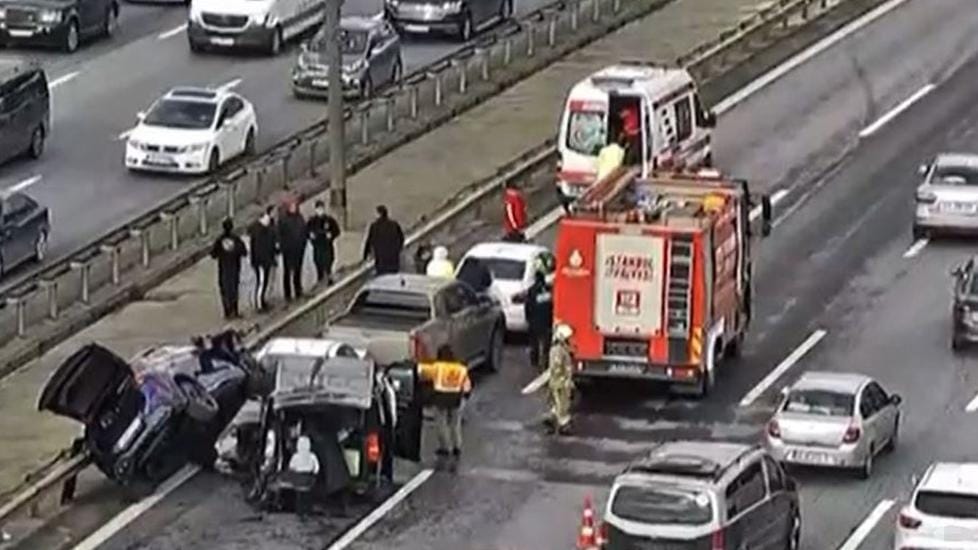 İstanbul TEM Otoyolu’nda 5 aracın karıştığı zincirleme kazada 2 kişi yaralandı!