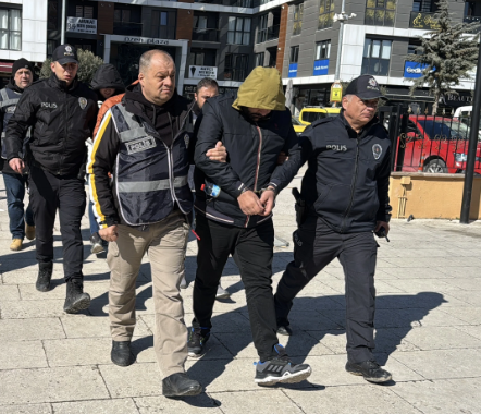 Kuyumcuya sahte altın satmaya çalışan 3 kişi yakalandı