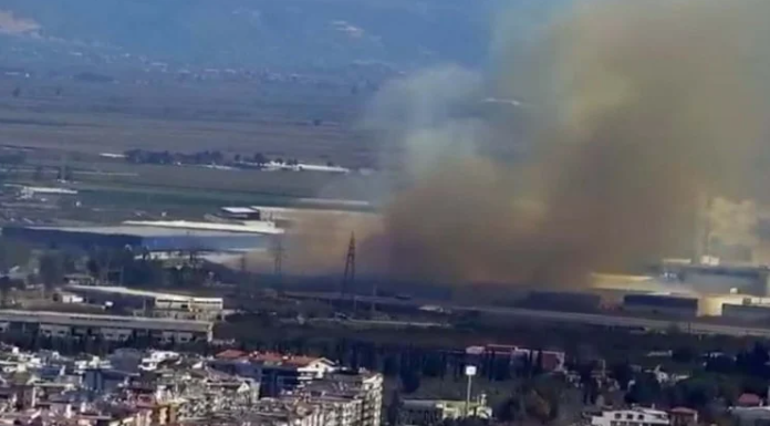 Aydın’da Kağıt Fabrikasında Yangın Çıktı: Müdahale Devam Ediyor