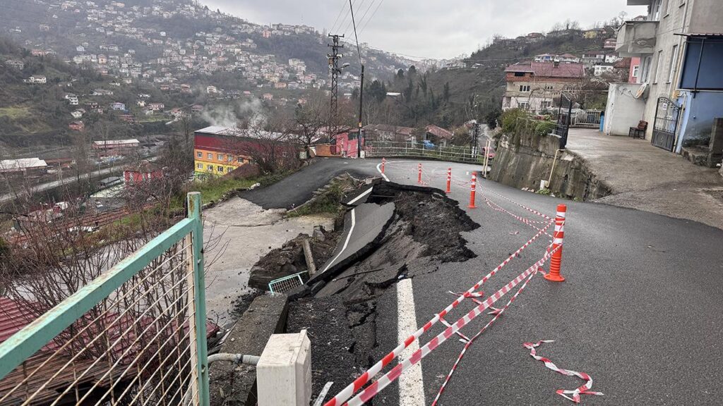 Zonguldak’ta heyelan sebebiyle yol çöktü