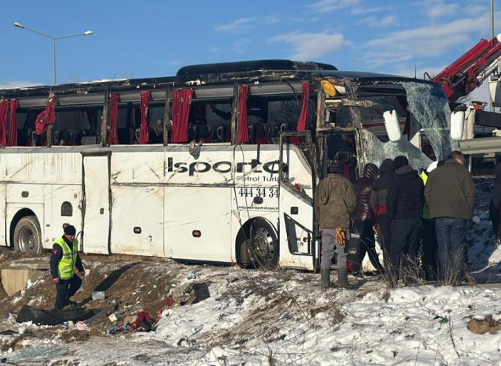 Yolcu otobüsü şarampole devrildi