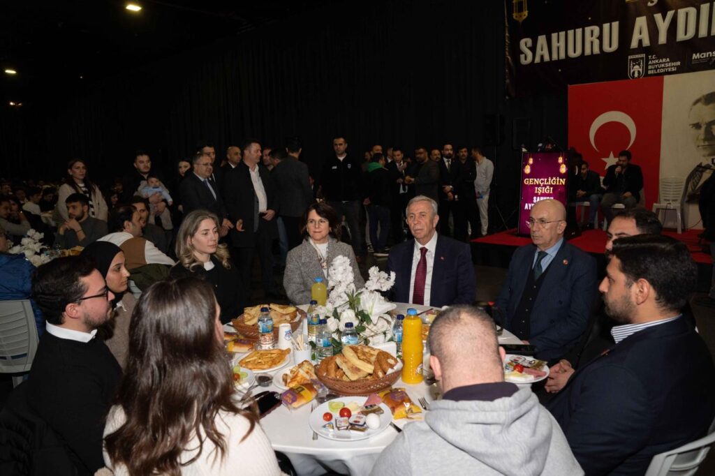 Mansur Yavaş gençlerle sahur programında buluştu 
