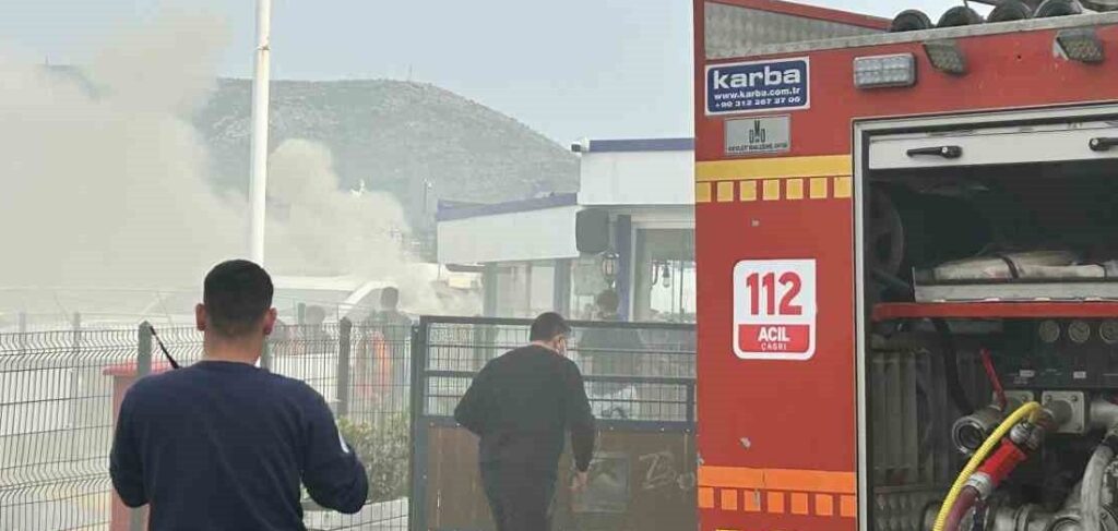 Bodrum’da milyon dolar değerindeki motoryat yangında kullanılamaz hale geldi