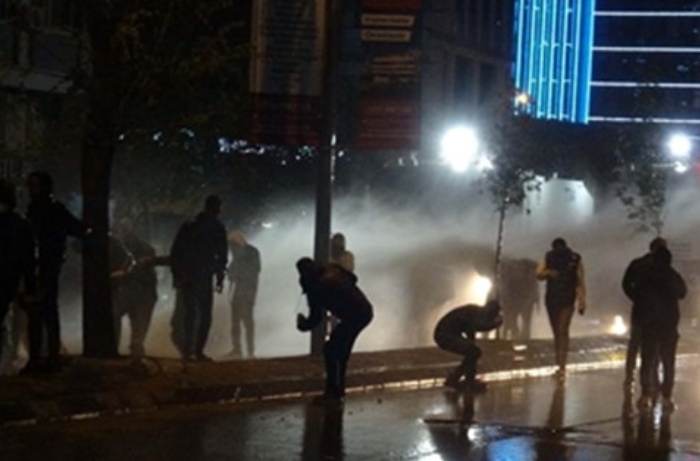 İzmir’de İmamoğlu protestosunda taşlı ve sopalı saldırı: 123 gözaltı