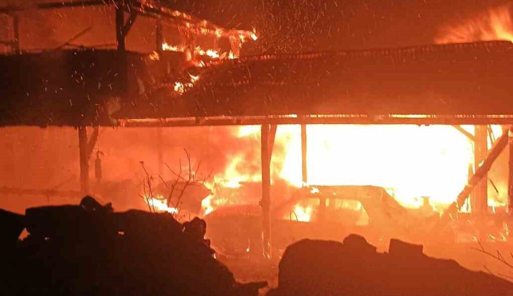 Kastamonu’da garajda başlayan yangın evin çatısını ve araçları zarar verdi