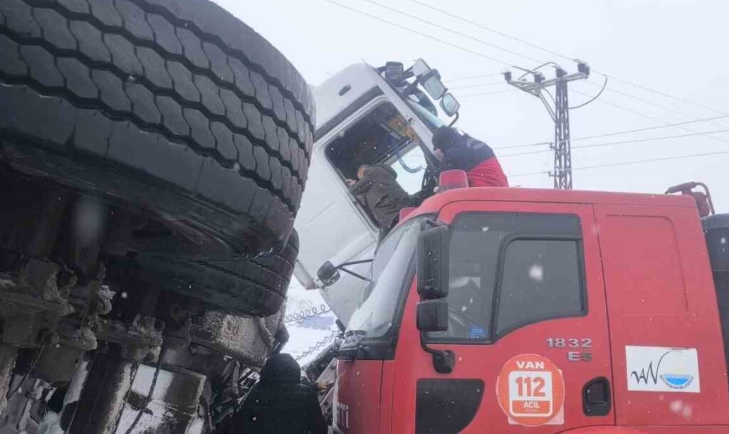 Erciş’te tırın kaza yapması sonucu sürücü yaralandı