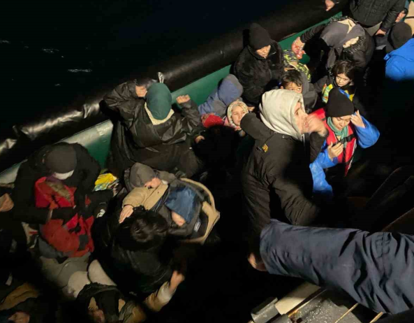 İzmir Açıklarında 50 Göçmen Sahil Güvenlik Tarafından Yakalandı