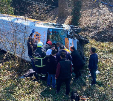 Ordu’da çocuk sporcuları taşıyan minibüsle otomobil çarpıştı
