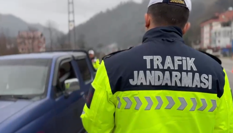 Hakkâri’de trafik jandarmasından yolcu taşıyan araçlara denetim