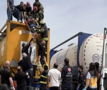 Kocaeli’de kimyasal tankına düşen işçi itfaiye ekiplerince kurtarıldı