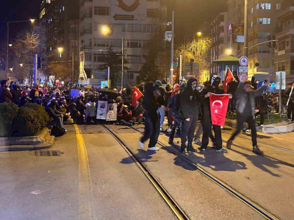 Eskişehir’deki izinsiz protestolarda gözaltına alınan 14 kişi adliyeye sevk edildi