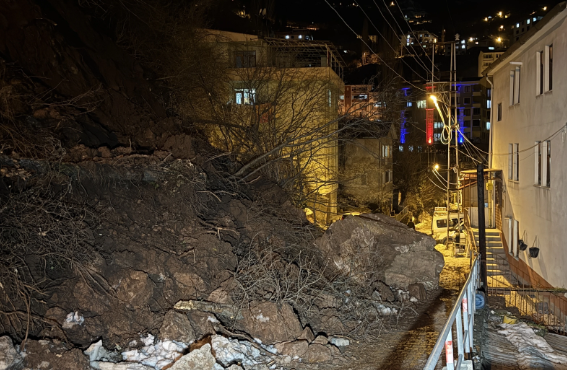 Artvin’de Heyelan Nedeniyle Mahalle Yolu Ulaşıma Kapandı