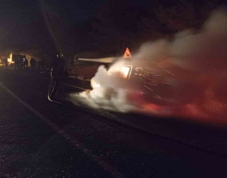 Hareket halindeki araçta korkutan yangın