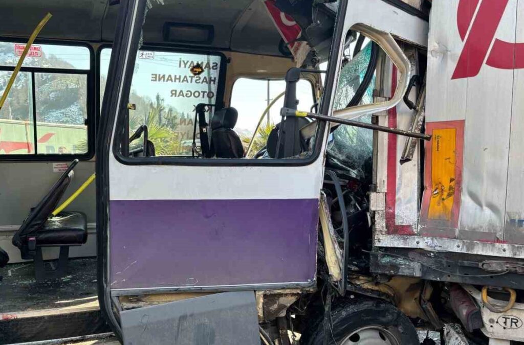 Hopa’da dolmuş minibüsün tıra çarpması sonucu 12 kişi yaralandı!