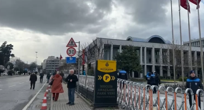 İBB binası önünde güvenlik önlemleri artırıldı