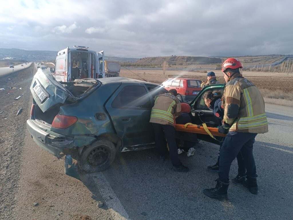 Ankara’da kontrolden çıkan araç savruldu: 1 yaralı 