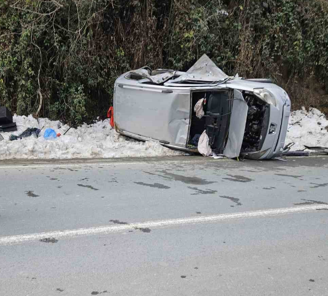 Rize’de İşçi Servisi ile Hafif Ticari Araç Çarpıştı: 3 Yaralı