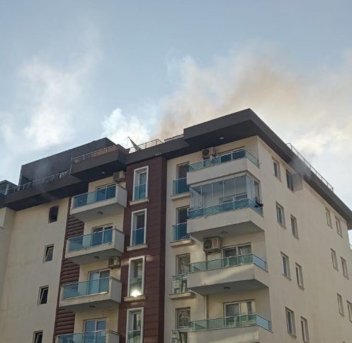 İzmir Aliağa’da 7 Katlı Binada Yangın: 3 Kişi Dumandan Etkilendi