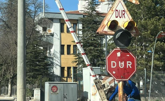 Polatlı’da hemzemin geçitte arızalanan bariyerler tedirginlik yaratıyor 