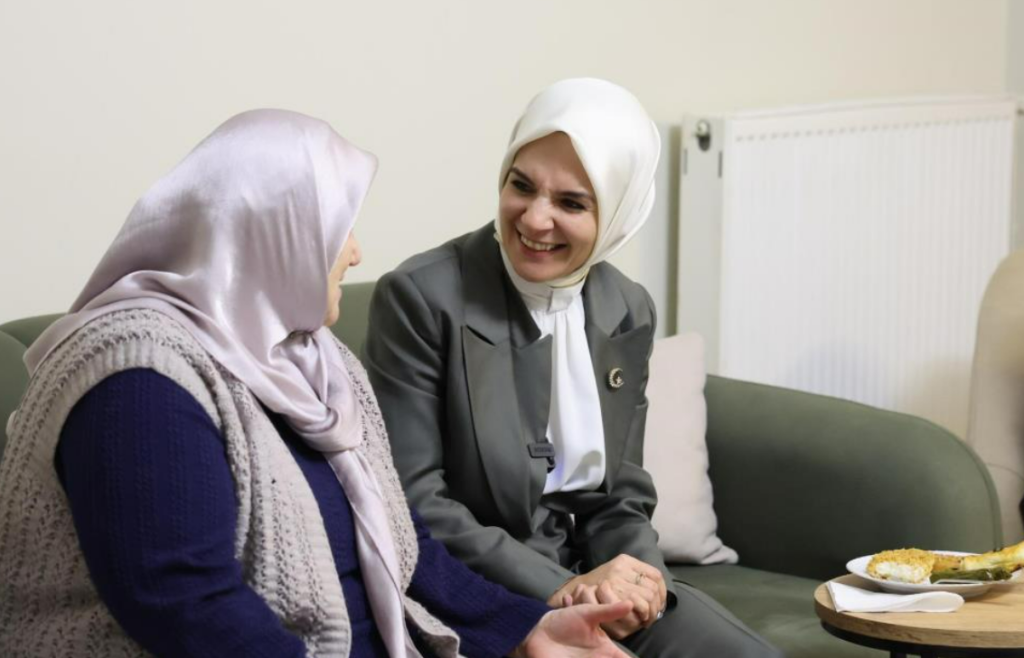 Bakan Mahinur Özdemir Göktaş, şehit ailesini ziyaret etti 